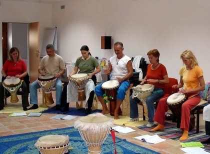 Qrisu mit anderen Ethno-Musikern
