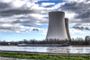Symbolbild zeigt zwei Atomreaktoren vor einem bewölkten Himmel