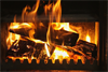 Bild zeigt einen Holzofen mit brennenden Holzscheiten