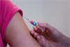 Bild zeigt einen Impfvorgang - Schutzimpfung im Oberarm als Symbol für die Corona-Schutzimpfung