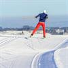Langläufer skatet auf frisch gespurten Loipen in Liebenau