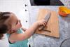 Kleines Mädchen greift unbeaufsichtigt nach einem Küchenmessen - es droht Verletzungsgefahr