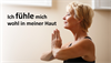 Yoga-Szene mit älteren Frau und Spruch: Ich fühle mich wohl in meiner Haut