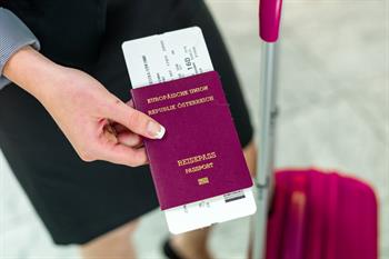 Vorweisen eines Reisepasses bei der Passkontrolle