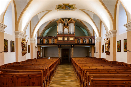 Pfarrkirche Liebenau - Blick Richtung Orgel und Chor im Rückraum der Kirche