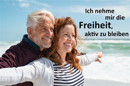 Paar am Strand mit Spruch: Ich nehme mir die Freiheit, aktiv zu bleiben
