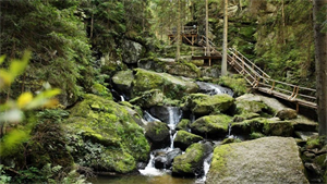 Lohnbach-Wasserfall im Waldviertel